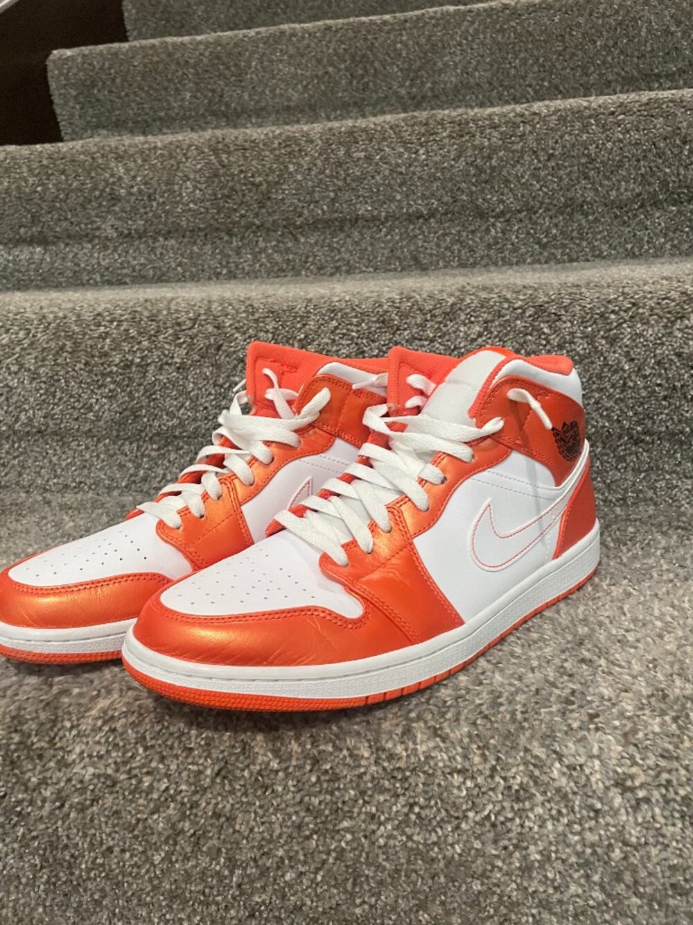 Air Jordan 1 Mid SE "Electro Orange"